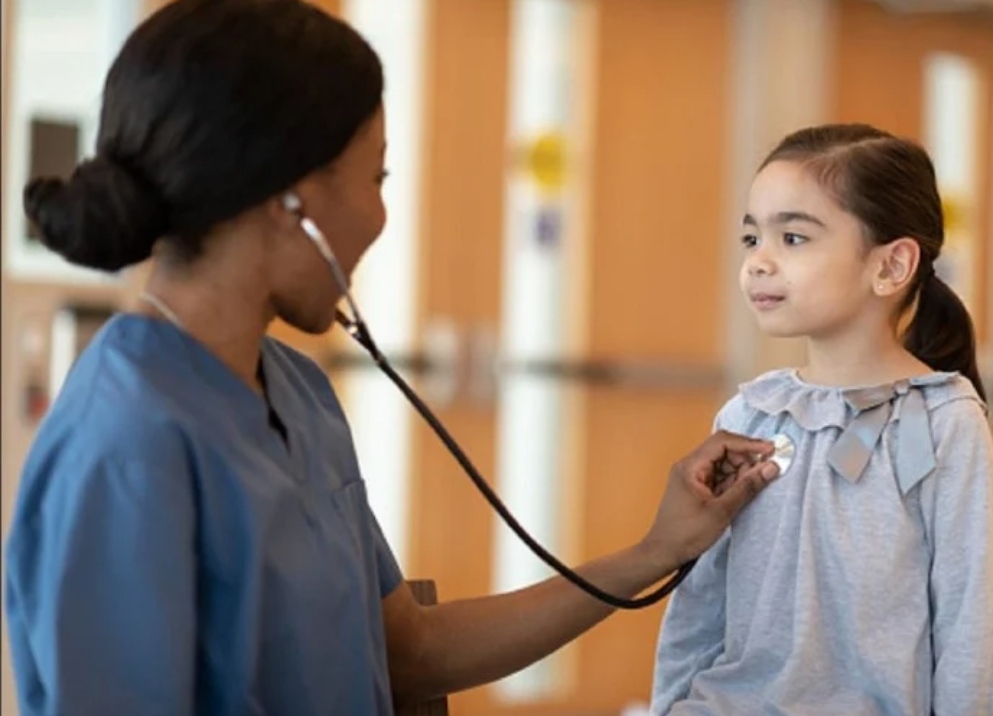 बच्चों में ओमिक्रॉन का खतरा बढ़ने पर क्या दिखते हैं लक्षण