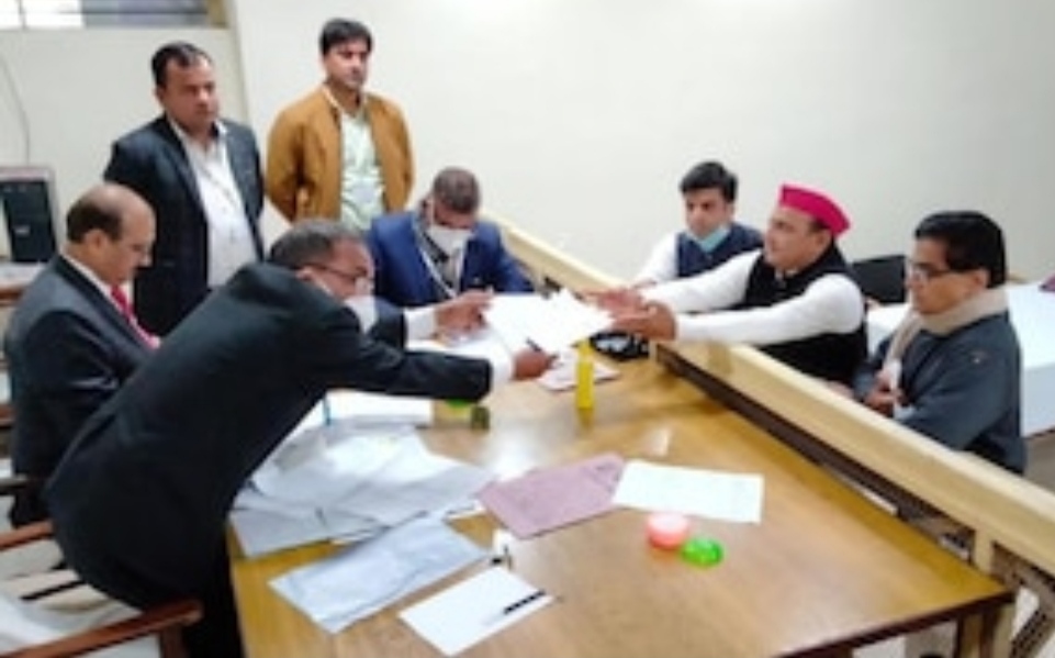 सपा प्रमुख अखिलेश यादव के पास 8 करोड़ 43 लाख 70 हजार 654 रूपये की है संपत्ति