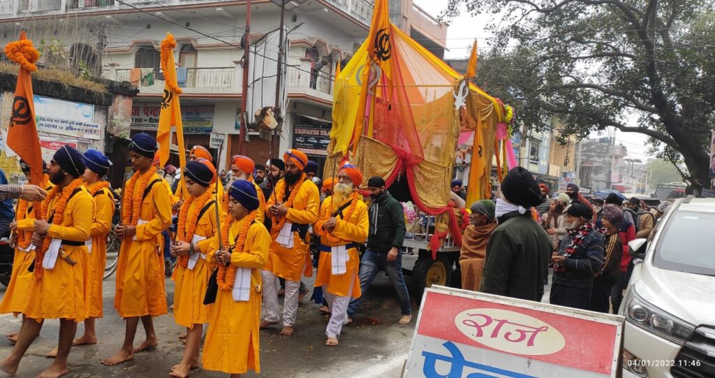 महाराजगंज- गुरु गोविंद सिंह के प्रकाश पर्व पर निकाली गई शोभायात्रा
