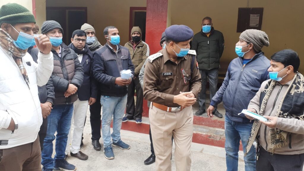 नौतनवा बार एसोसिएशन तथा ह्यूमन राइट्स एंटी करप्शन ने मास्क वितरण कर किया जागरूक