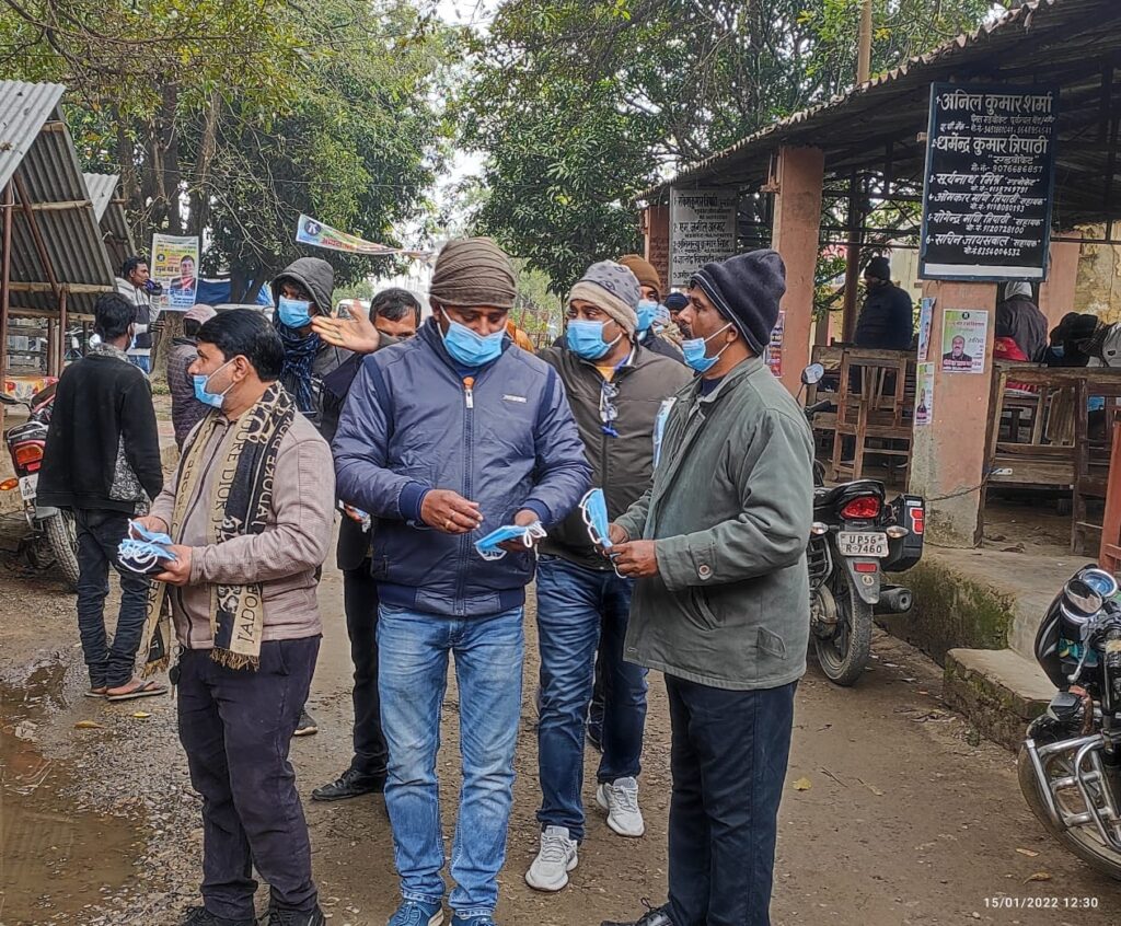 नौतनवा बार एसोसिएशन तथा ह्यूमन राइट्स एंटी करप्शन ने मास्क वितरण कर किया जागरूक