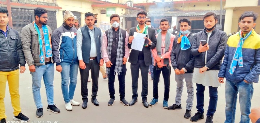 प्रयागराज में छात्रों के साथ हुई घटना के विरोध मे NSUI ने डीएम को सौपा ज्ञापन