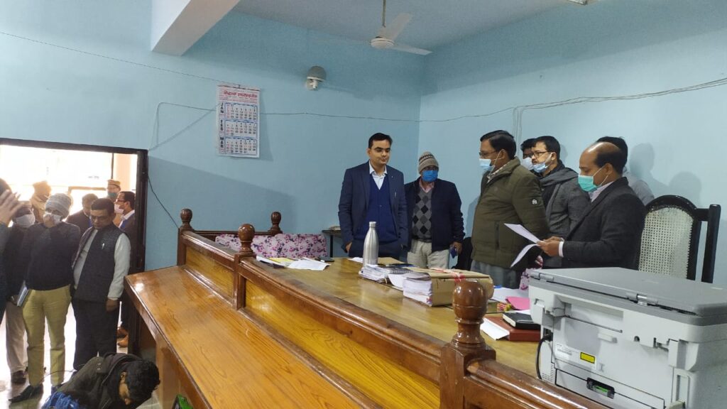 महराजगंज-16 प्रत्याशियों ने पनियरा, फरेंदा, निचलौल नौतनवा में दो व सदर के लिए एक पर्चा खरीदा