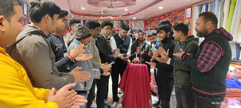 सोनौली- व्यापारियों के साथ शिवम त्रिपाठी ने मनामा जन्मदिन, लोगों ने दिए आशीष