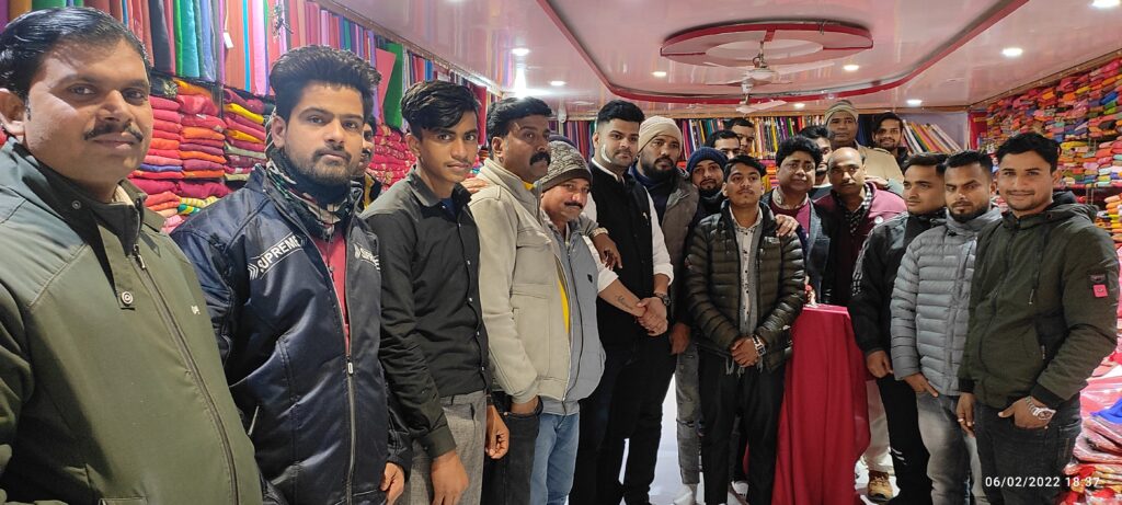 सोनौली- व्यापारियों के साथ शिवम त्रिपाठी ने मनामा जन्मदिन, लोगों ने दिए आशीष