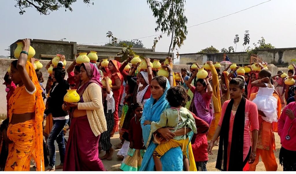 सोनौली- श्यामकाट गांव में निकला भव्य कलश यात्रा, महायज्ञ शुरु