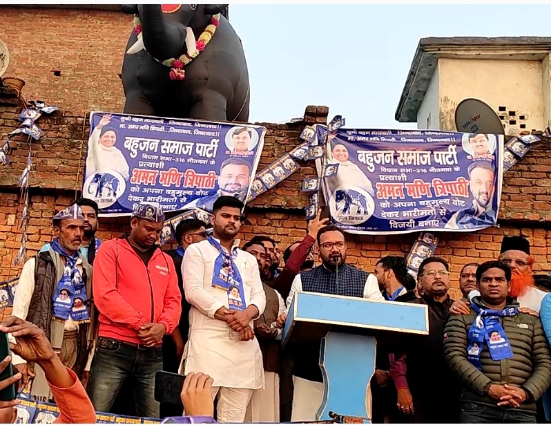 सोनौली- बसपा उम्मीदवार अमनमणि त्रिपाठी को युवाओं ने उठा लिया कंधे पर, कराया नगर भ्रमण