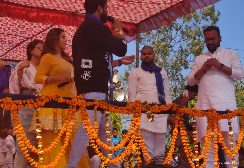 नौतनवा विधानसभा: खेसारी और अक्षरा की जोड़ी ने मचाया धमाल भीड़ ने तोड़े बैरिकेटिंग