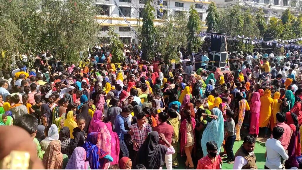 नौतनवा विधानसभा: खेसारी और अक्षरा की जोड़ी ने मचाया धमाल भीड़ ने तोड़े बैरिकेटिंग