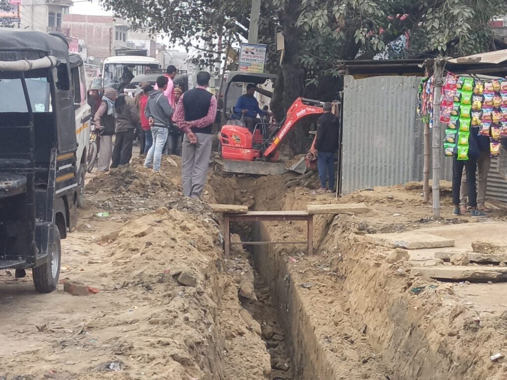 दो दशक बाद हुई सार्वजनिक नाली की सफाई, ग्रामीणो में खुशी