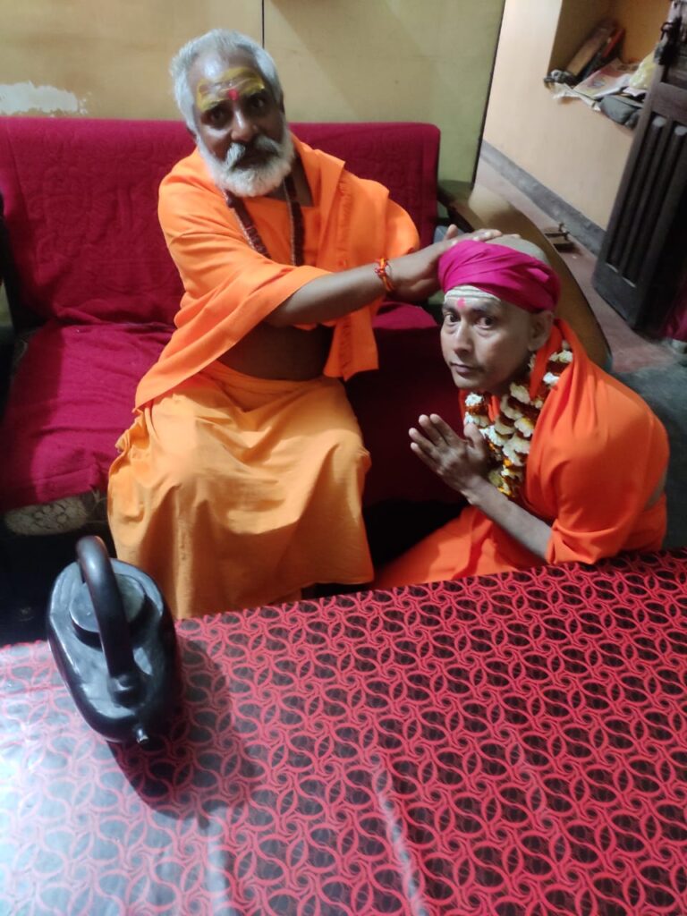 सोनौली- सन्यास दीक्षा कार्यक्रम संपन्न, स्वामी अखिलेश्वरानंद सरस्वती महाराज ने दी दीक्षा