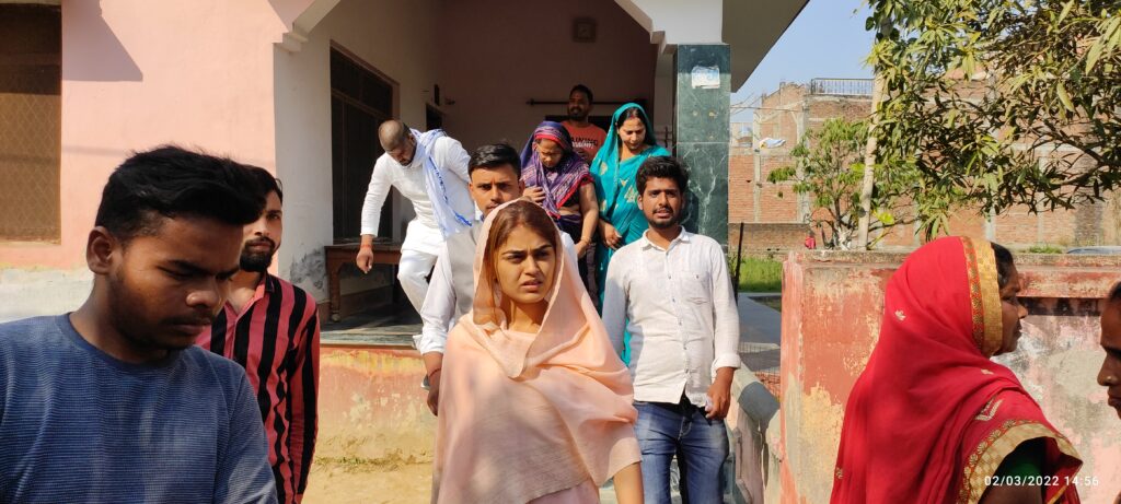 नौतनवा -सीमावर्ती गांव में बसपा प्रत्याशी अमनमणि त्रिपाठी की पत्नी ने मांगा वोट