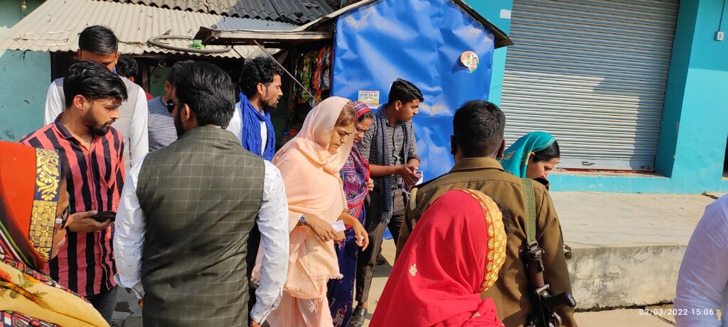 नौतनवा -सीमावर्ती गांव में बसपा प्रत्याशी अमनमणि त्रिपाठी की पत्नी ने मांगा वोट