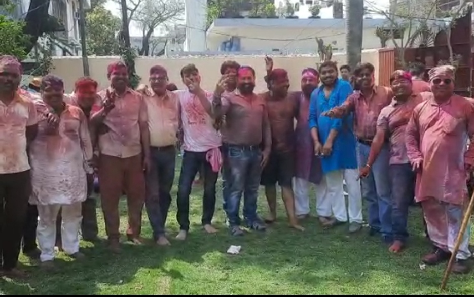 नौतनवां-होली मिलन एवं रंगारंग कार्यक्रम में लोगों ने लिया हिस्सा, जमकर थिरके युवा