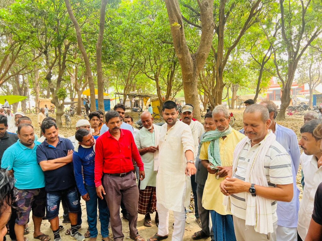 सोनौली-शिवम त्रिपाठी चैत्रराम नवमी पर क्षेत्र भ्रमण कर बड़े बुजुर्गों से लिया आशीर्वाद