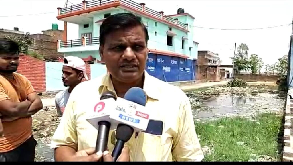 सोनौली नगर पंचायत-- गांधीनगर के मुख्य मार्ग पर नाली नहीं, गंदे पानी से बज बाजा रहे गड्ढे