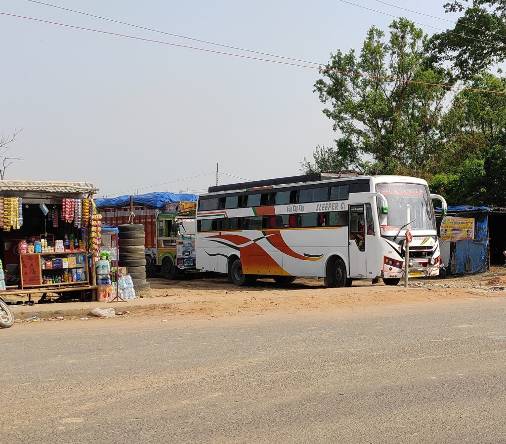 साहब! सोनौली मे अवैध ट्रको के पार्किंग पर कब चलेगा कानून का चाबुक