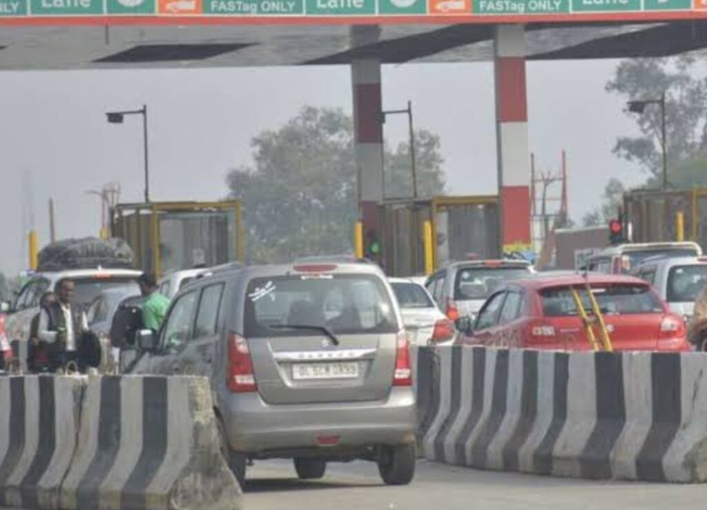 नौतनवा- छपवा टोल प्लाजा कर्मी प्रतिदिन लाखों रुपए के राजस्व का लगा रहे चूना