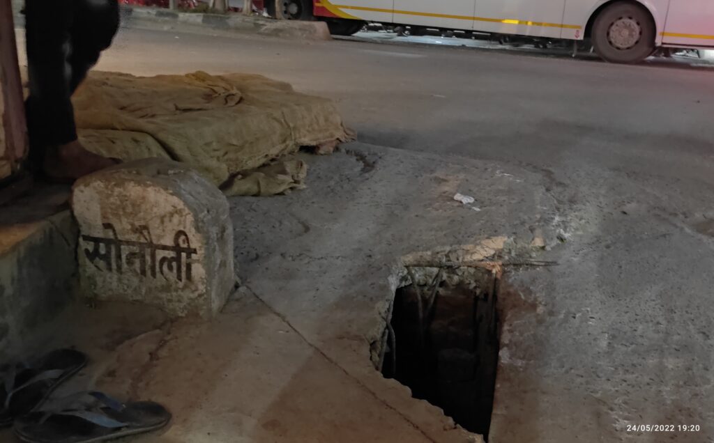 एनएच की लापरवाही, कार गड्ढे में गिरी, घंटों रहा वाहनो का जाम