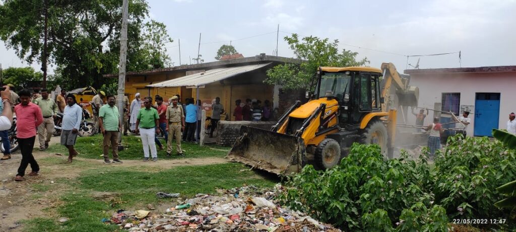 सोनौली- पोखरी की जमीन पर अतिक्रमण,एसडीएम ने चलवाए बुलडोजर