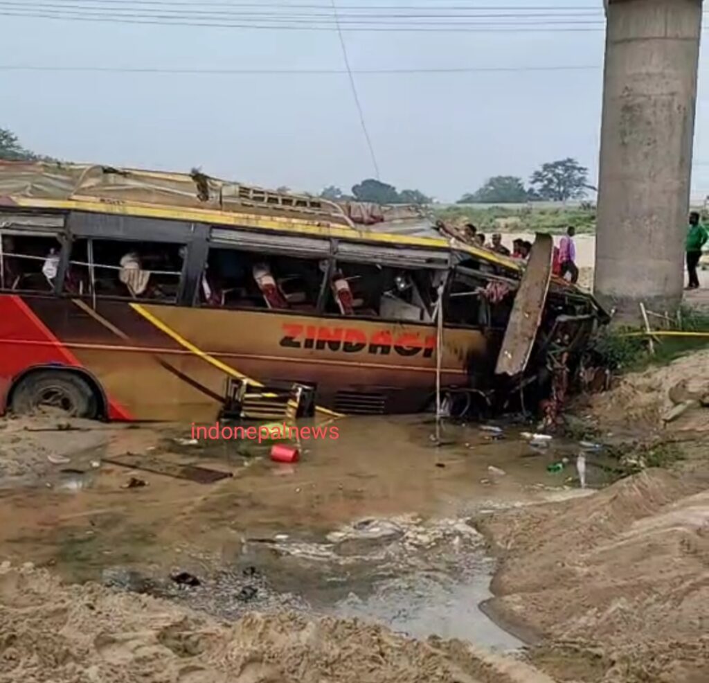 भैरहवां--रोहिणी पुल से यात्रियों से भरी बस नदी में गिरी, 9 की मौत, 32 घायल