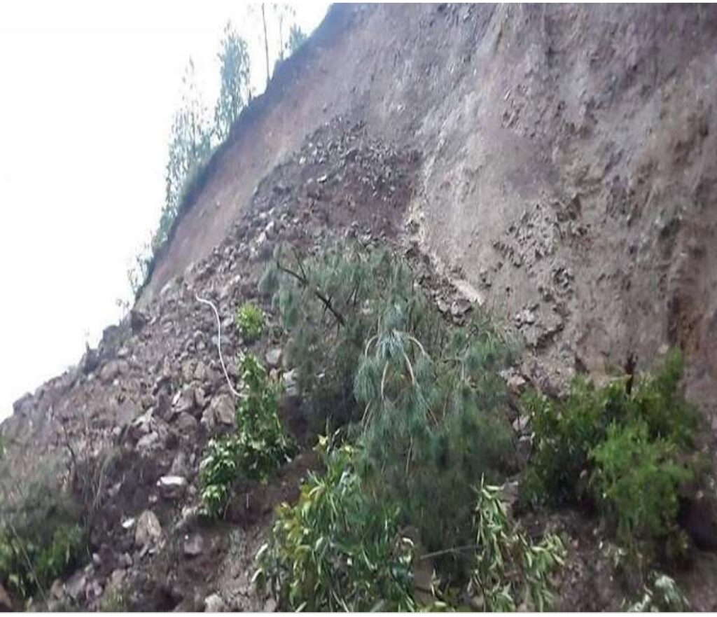 नेपाल- बुटवल पाल्पा मार्ग पर पहाड़ गिरने से आवागमन ठप, सैकड़ों वाहन फंसे
