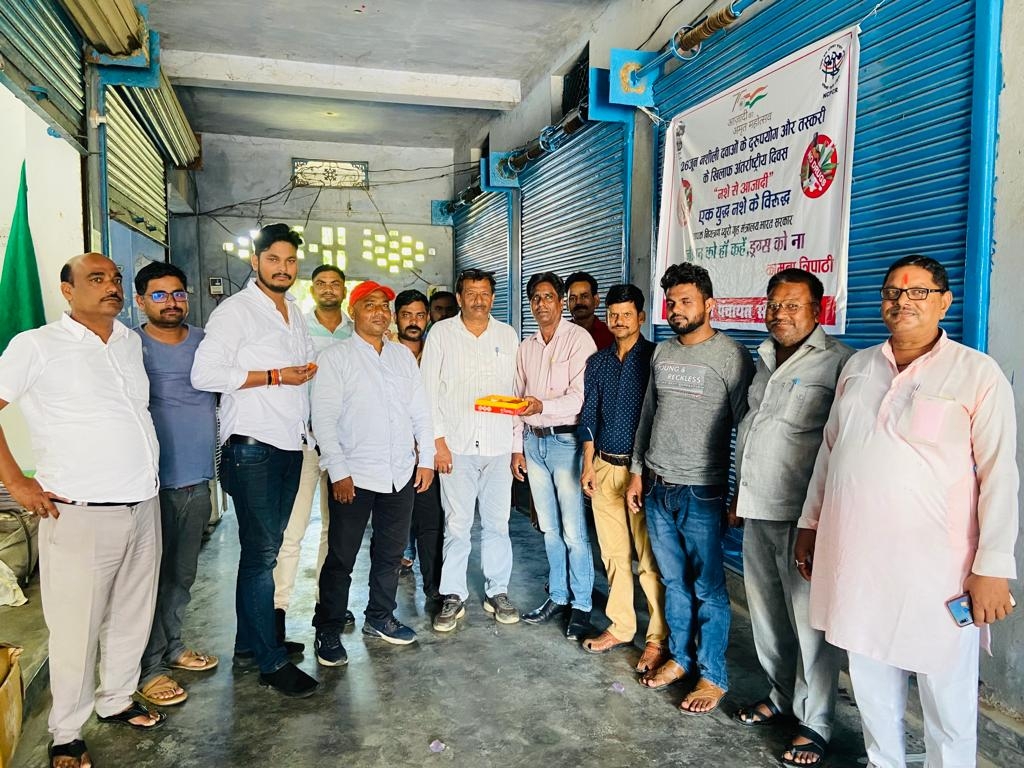 सोनौली नगर पंचायत कार्यालय में प्रांजलि के जिला टॉप करने पर बाटी गयी मिठाई