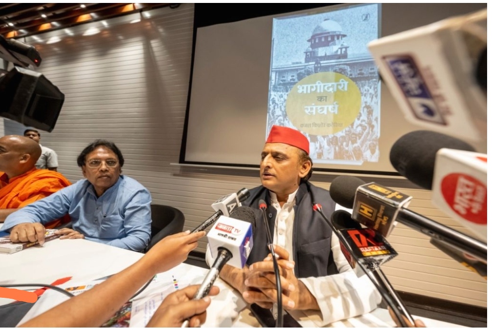 यूपी०: दो डिप्टी सीएम झूठ बोलने के लिए रखे गए हैं-- अखिलेश यादव