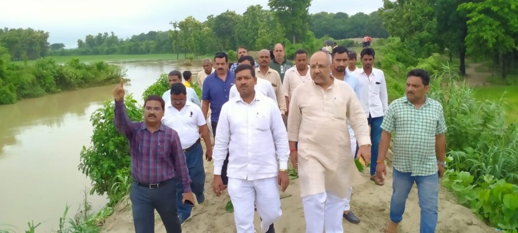 नौतनवा ब्लाक प्रमुख ने पूछा साहब: कैसे टूट गया बाध? अब नहीं चलेगा खेल