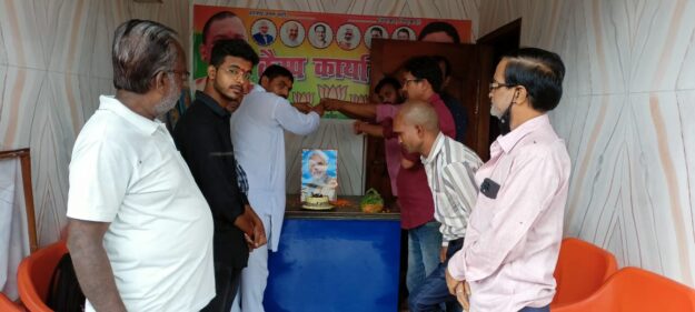 नौतनवा: प्रधानमंत्री के चित्र को केक खिलाकर बृजेश मणि ने मनाया जन्मदिन, करेंगे रक्तदान