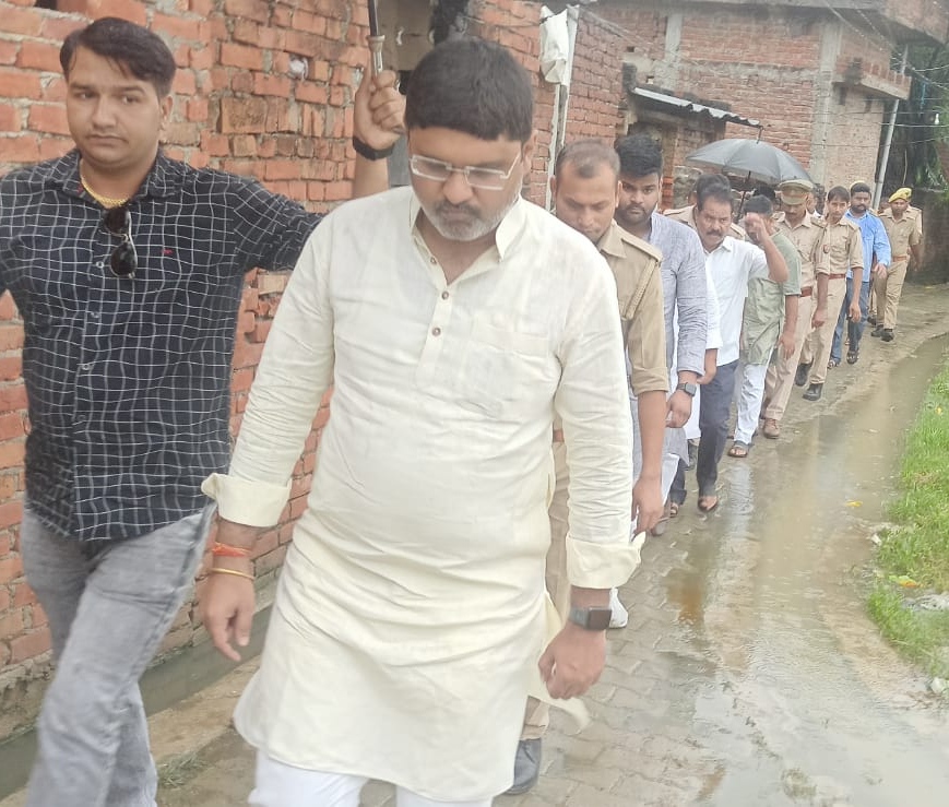 विधायक नौतनवा पहुंचे विजय चौरसिया के घर, प्रकट किया शोक