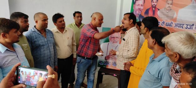 नौतनवा: प्रधानमंत्री के चित्र को केक खिलाकर बृजेश मणि ने मनाया जन्मदिन, करेंगे रक्तदान
