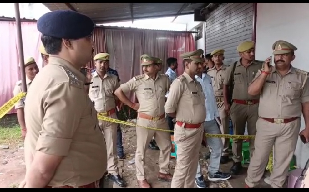 नौतनवा: ऑनलाइन ट्रेडिंग कंपनी के गोदाम में शटर तोड़कर चोरी, पहुंचे पुलिस कप्तान