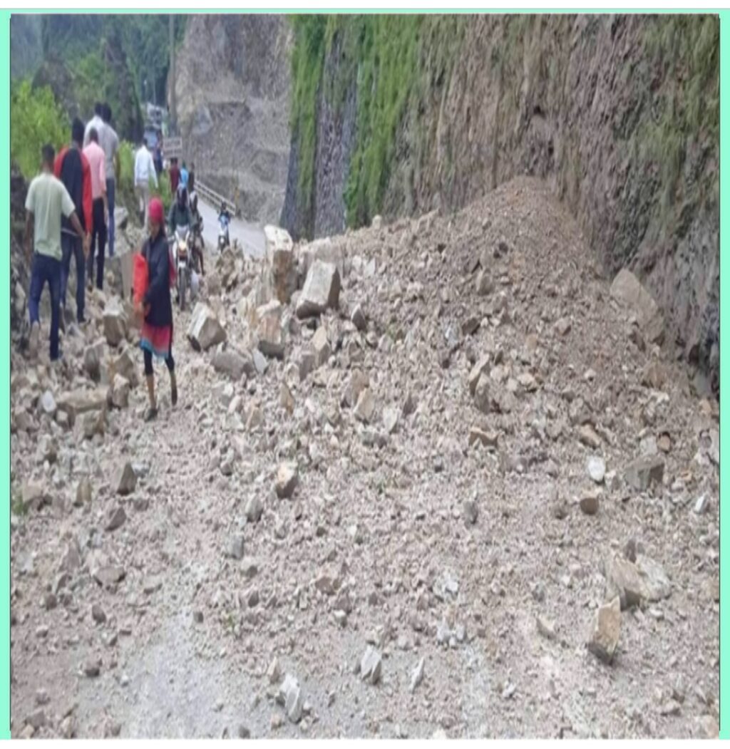 सोनौली-पोखरा ,नारायणगढ़-मुगलिन, मार्ग भूस्खलन से अवरुद्ध,यात्री परेशान