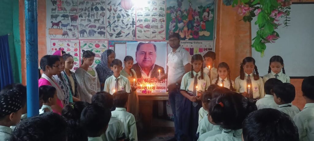 ब्लोसम्स प्लेवे स्कूल में मुलायम सिंह यादव को दी गयी श्रद्धांजलि