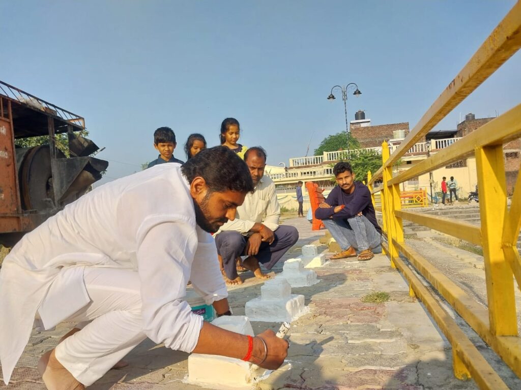 नौतनवा-- भाजपा नेता ने छठ माता की बेदियो को साफ सुथरा कर किया पेंट