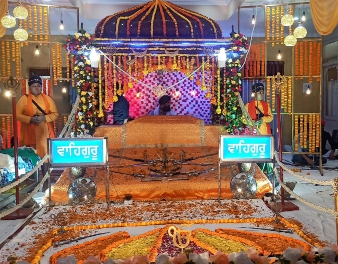 श्रीगुरु नानक देव जी का प्रकाश पर्व: गुरुद्वारा में नगर के सभी धर्म के लोगों ने टेका मत्था