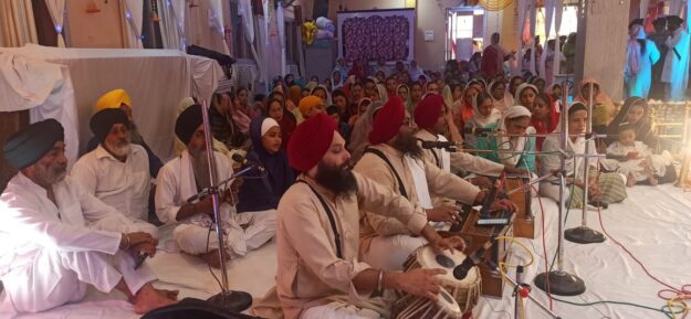 श्रीगुरु नानक देव जी का प्रकाश पर्व: गुरुद्वारा में नगर के सभी धर्म के लोगों ने टेका मत्था