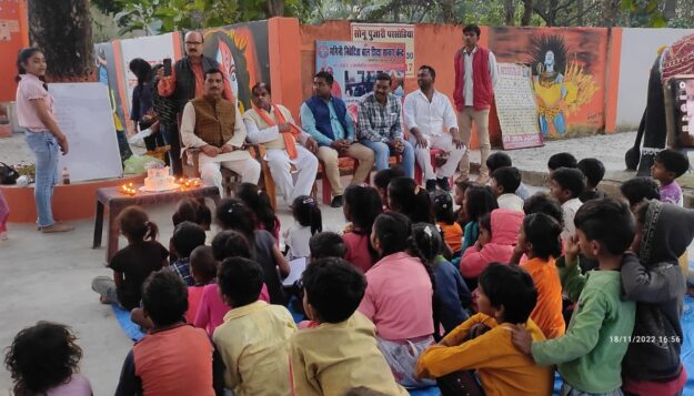 स्वास्तिका ने अंबेडकरनगर में नन्हे-मुन्ने बच्चों के बीच मनाया जन्मदिन