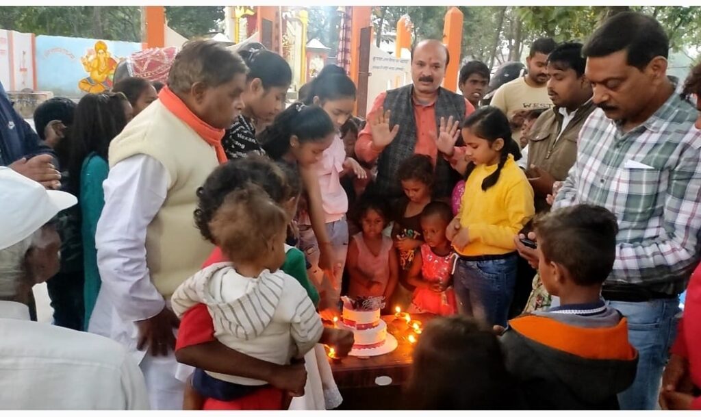 स्वास्तिका ने अंबेडकरनगर में नन्हे-मुन्ने बच्चों के बीच मनाया जन्मदिन