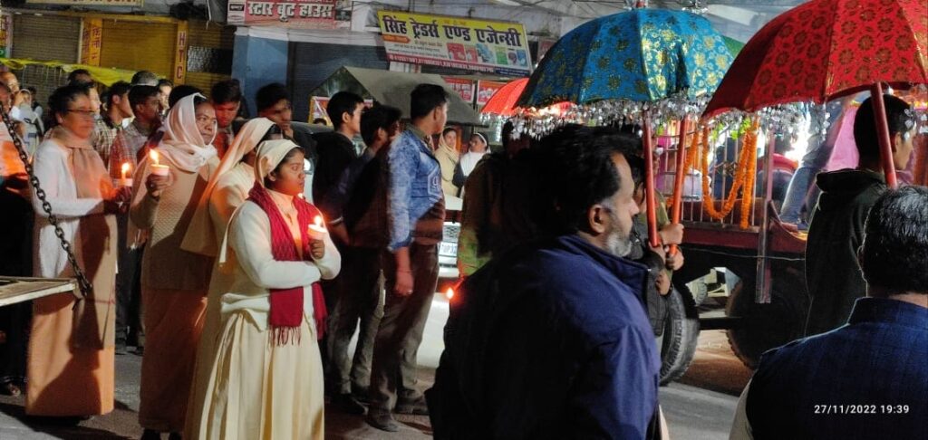 नौतनवां: ख्रीस्त राजा पर्व, मसीहीजनों श्रद्धालुओं ने निकाली प्रकाश यात्रा