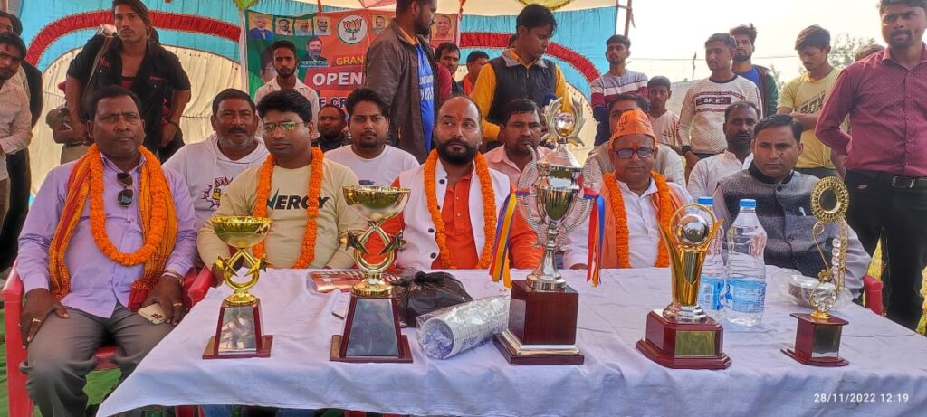 सोनौली: क्रिकेट प्रतियोगिता का संजीव जायसवाल ने किया उदघाटन