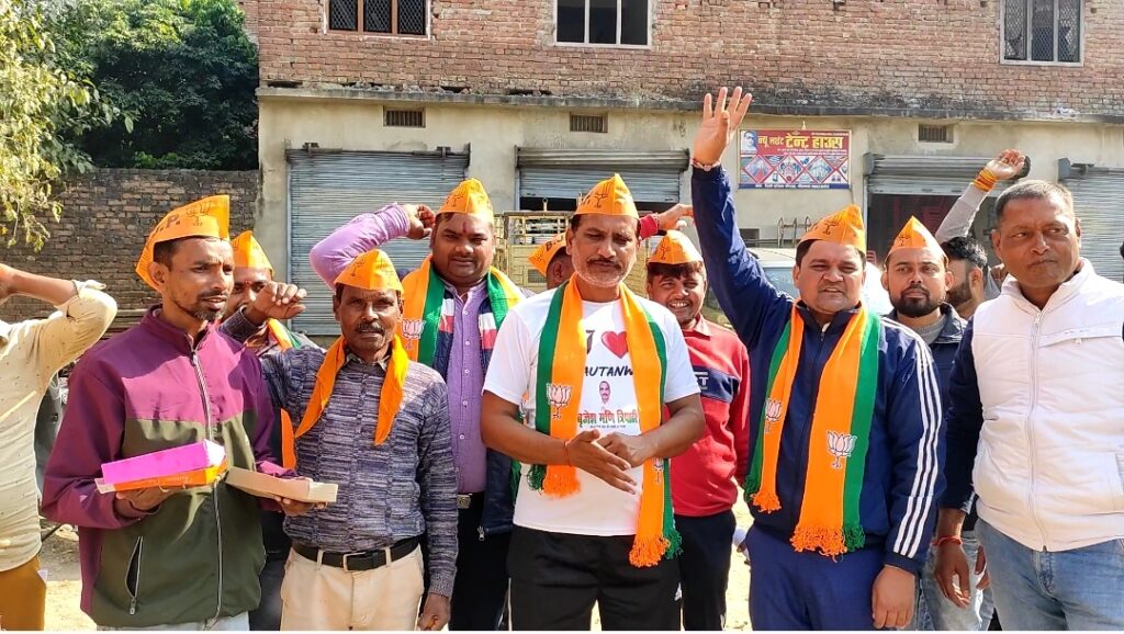 गुजरात की जीत: नौतनवा में भाजपा कार्यकर्ताओं ने छोड़े पटाखे,बाटे मिठाई