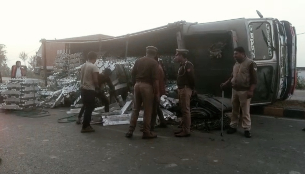 सोनौली- नेपाल जा रही अल्मुनियम से लदी ट्रक राष्ट्रीय राजमार्ग पर पलटी