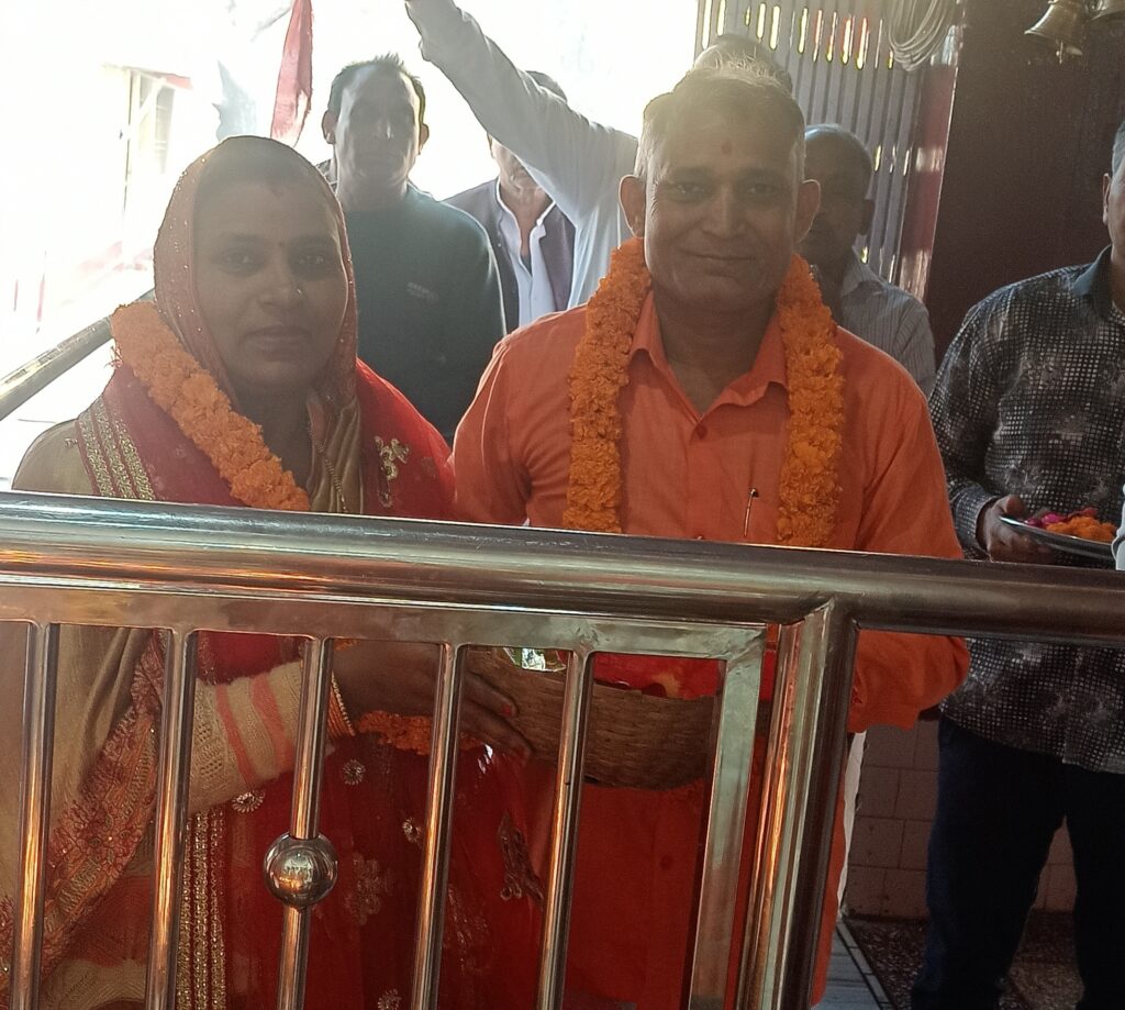 नौतनवा: गुड़िया पत्नी उमेश जायसवाल मंदिर में पूजा कर चुनावी जनसंपर्क में उतरी