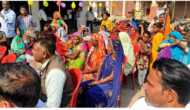 सोनौली: पूर्व विधायक मुन्ना सिंह का उनके समर्थकों ने मनाया जन्मदिन