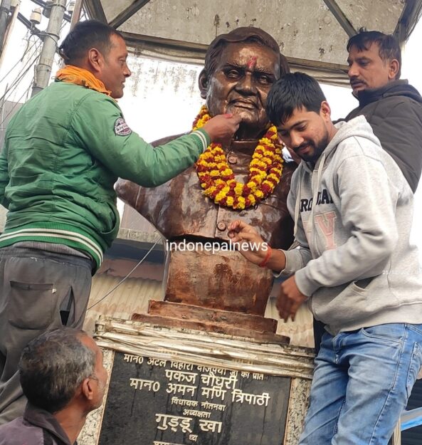 नौतनवा:अटल बिहारी वाजपेई की प्रतिमा पर पुष्प अर्पित कर भाजपा ने मनाया सुशासन दिवस