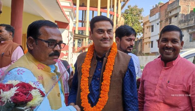 नौतनवा- एमएलसी सीपी चंद का विधायक नौतनवा ने बुके भेंट कर किया स्वागत