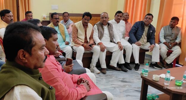 नौतनवा- एमएलसी सीपी चंद का विधायक नौतनवा ने बुके भेंट कर किया स्वागत