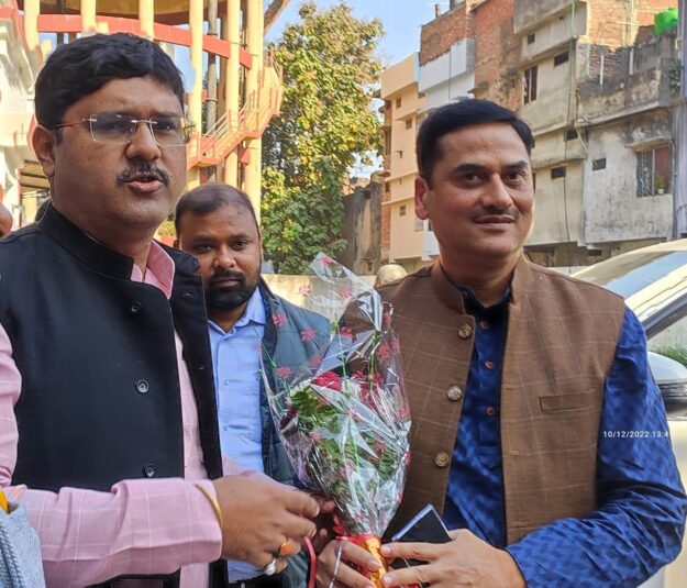 नौतनवा- एमएलसी सीपी चंद का विधायक नौतनवा ने बुके भेंट कर किया स्वागत